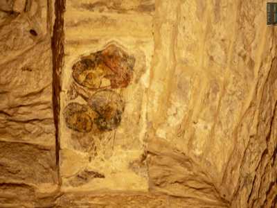 Oggi l�unico frammento che vi rimane raffigura due pellegrini che pregano rivolti verso l�altare, facilmente riconoscibili come tali non solo dal loro vestiario, ma soprattutto dal bordone distinguibile tra le due figure